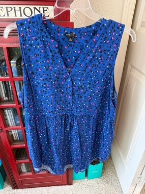 Torrid Blue Sleeveless V-Neck Peplum Tank with Pink & Black Spot Print